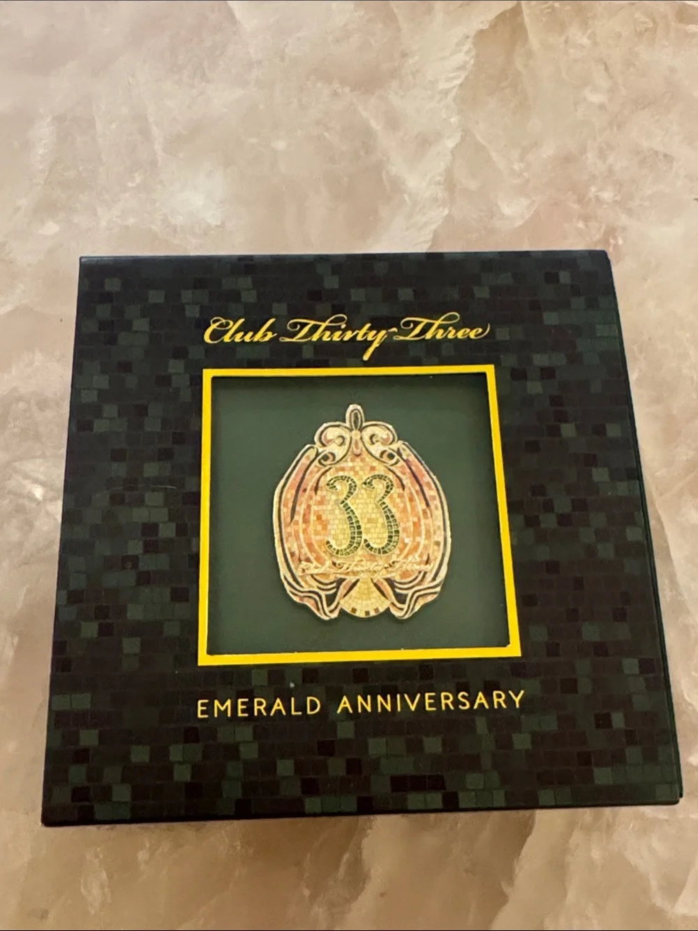 DISNEY CLUB 33 - Emerald Anniversary Pin - Green and Gold